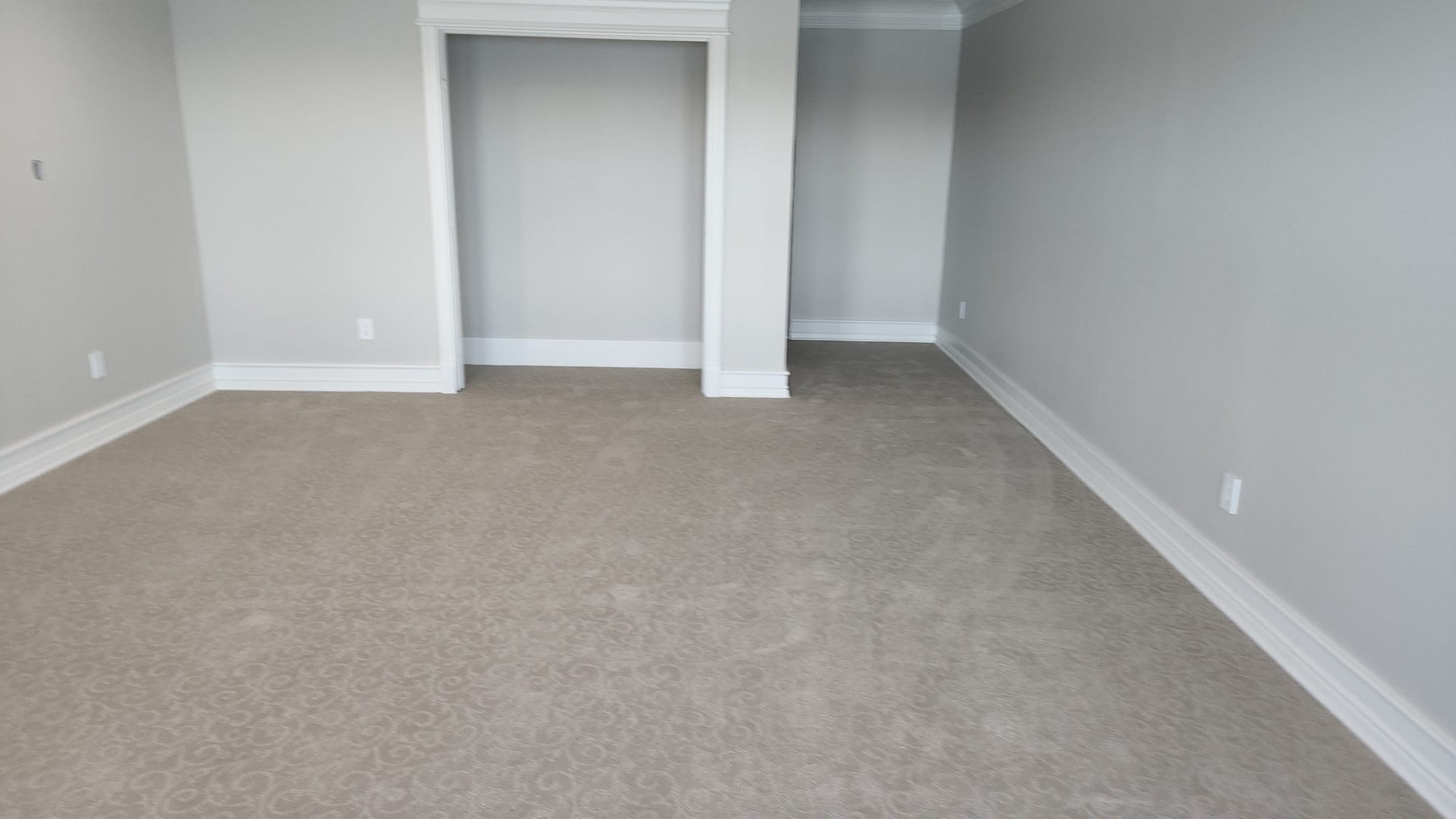 Patterned carpet in an empty bedroom